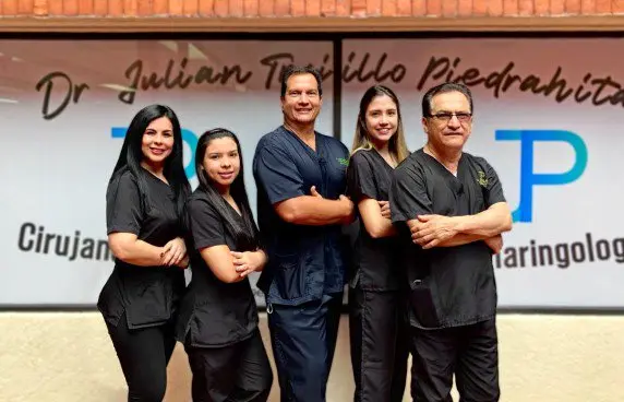 Dr. Julián Trujillo revisando imágenes postoperatorias en consultorio de Cali